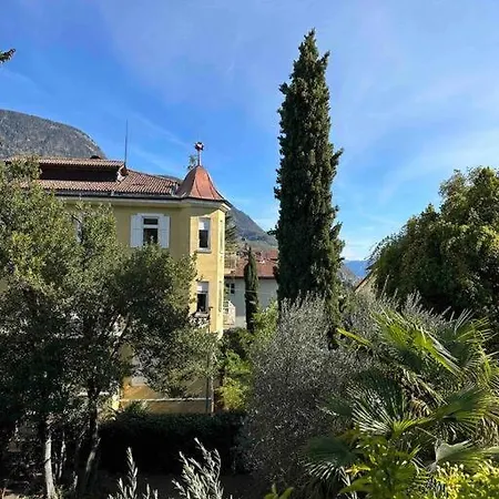 Laurelia Apartment